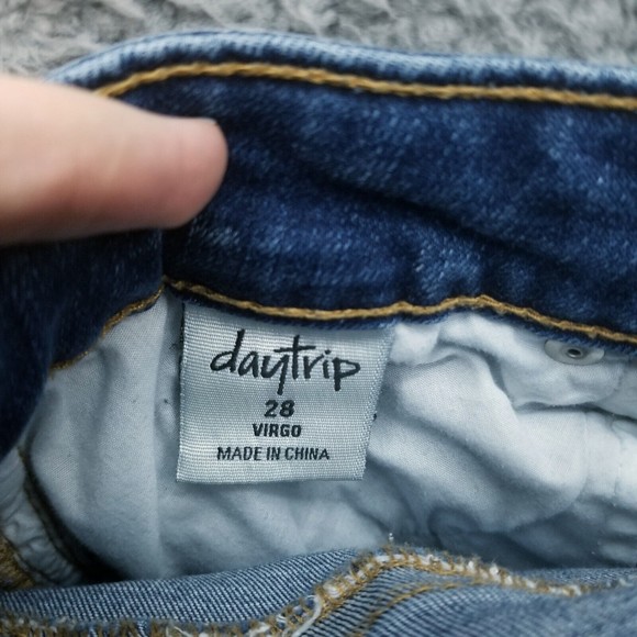 Daytrip Women's 28 Virgo Blue Cropped Bootcut Jeans 31.75" 24.25" 9" - Picture 11 of 12